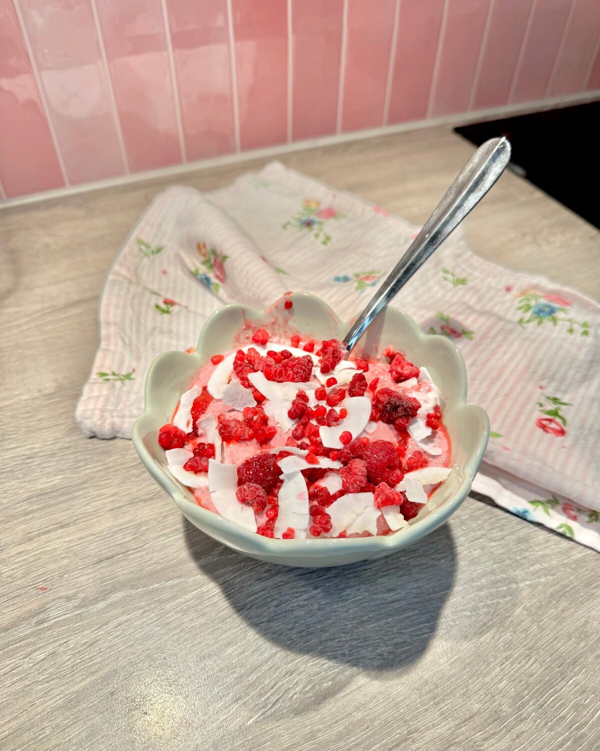 Proteinrik chiapudding med bringebær