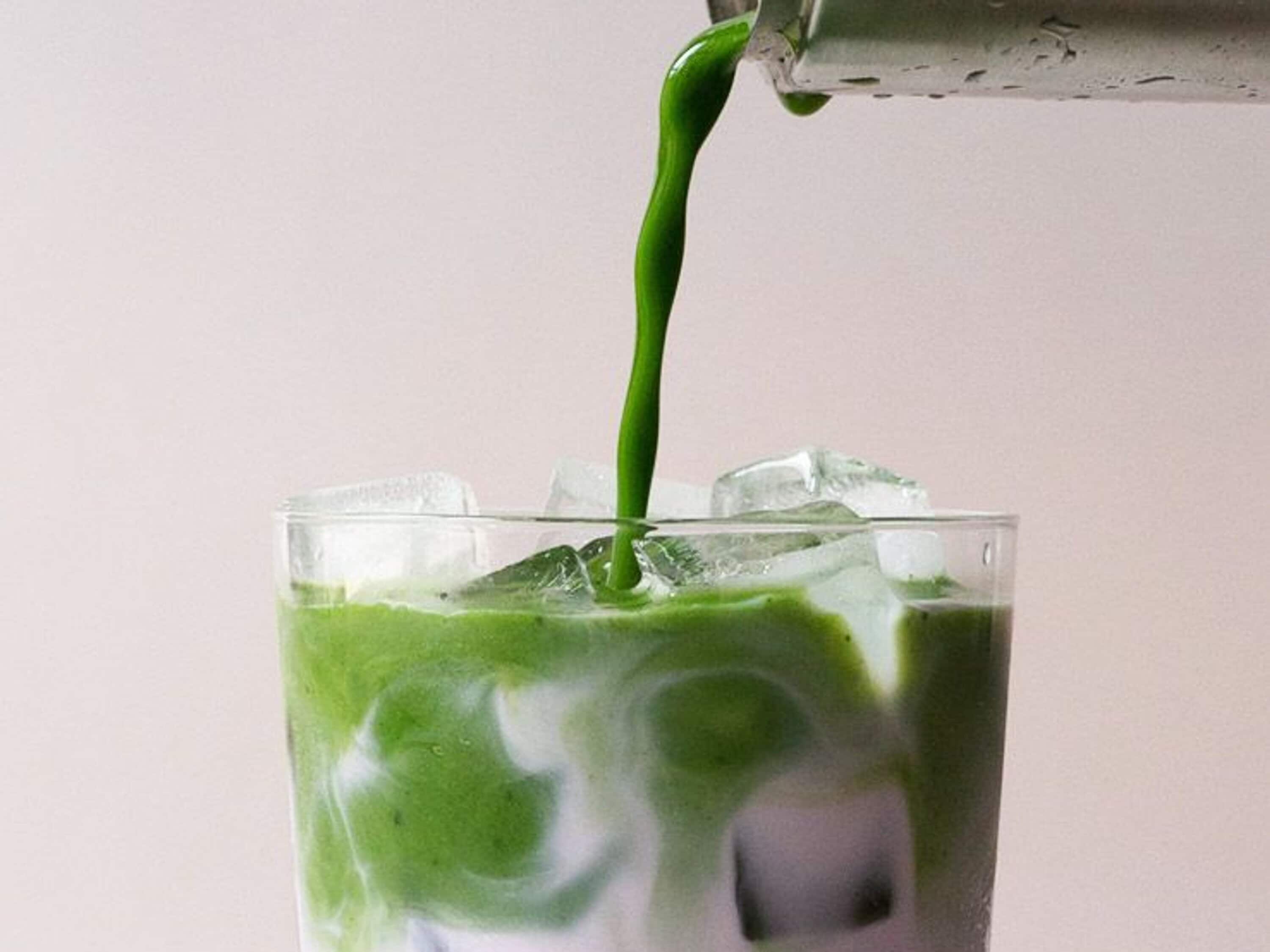 Rosa islatte med matcha