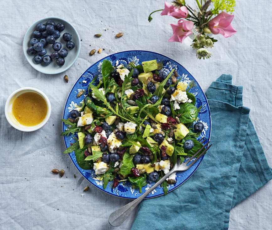 Blåbærsalat med avokado, fetaost og tranebær