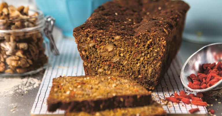 Grovt formbrød med chiafrø og gojibær