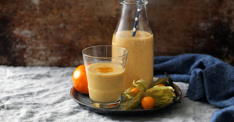 Gyllen smoothie med physalis, klementin og gurkemeie