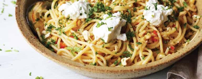 Pasta med nøtter, urter og ricotta