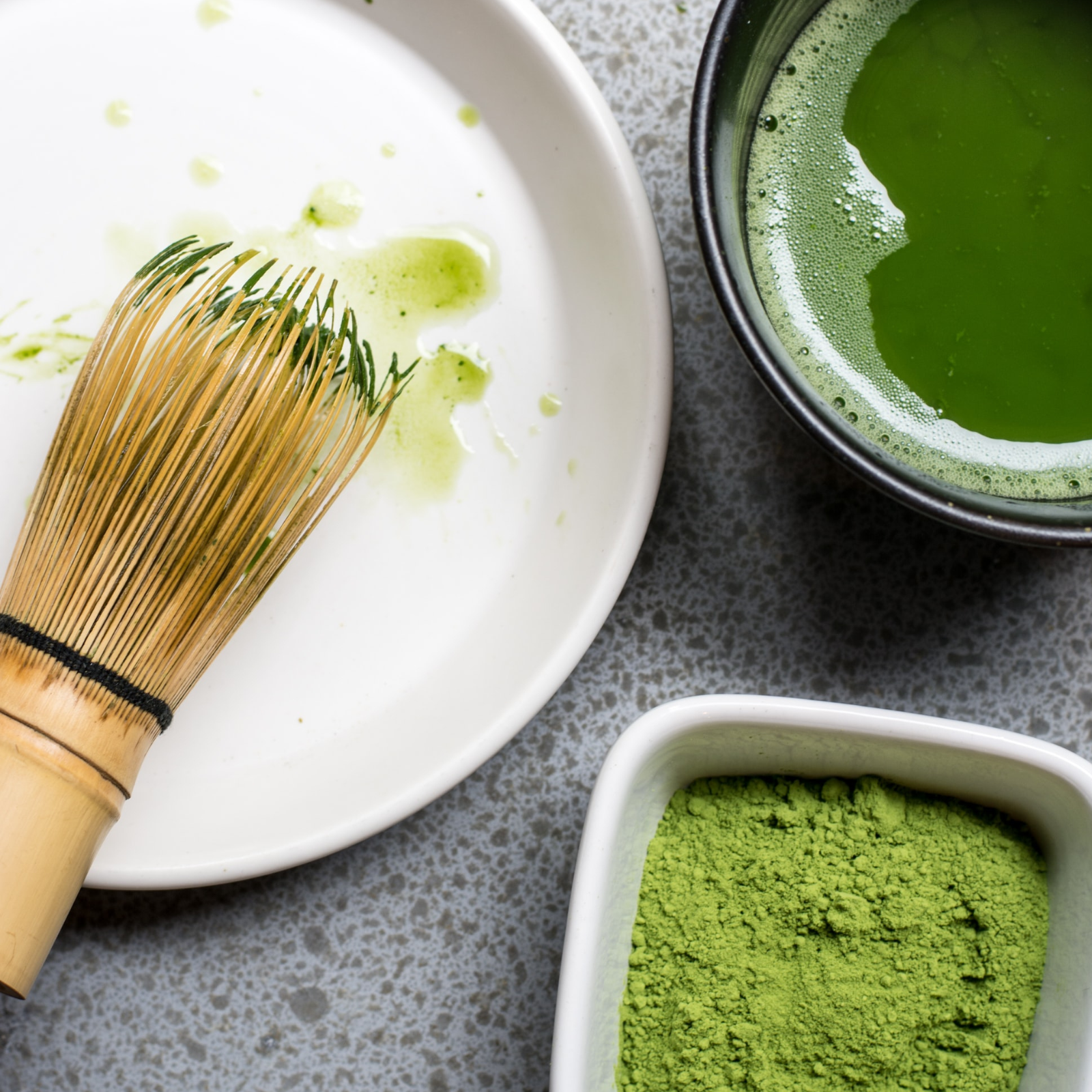 Matcha kalles dronningen av grønn te og er kjernen i den tradisjonelle japanske tekulturen. Matcha er på rekordfart blitt omfavnet verden over og matchapulver kan brukes i alt fra te til pannekaker.